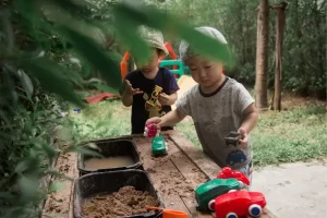 criança com autismo brincando